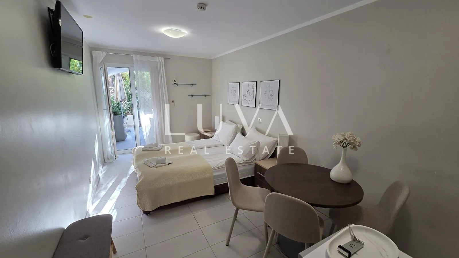 Split, Podstrana, vila prvi red uz more sa 7 apartmana na prodaju