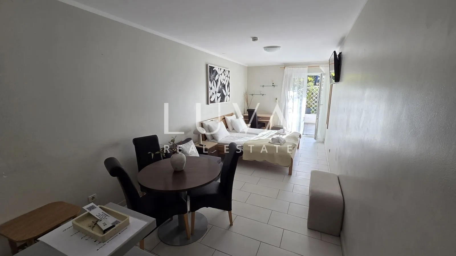 Split, Podstrana, vila prvi red uz more sa 7 apartmana na prodaju