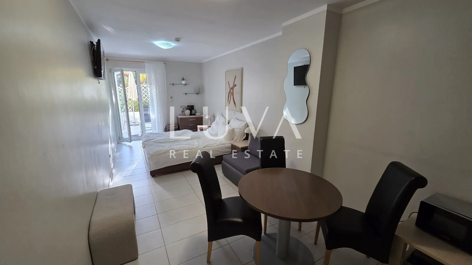 Split, Podstrana, vila prvi red uz more sa 7 apartmana na prodaju