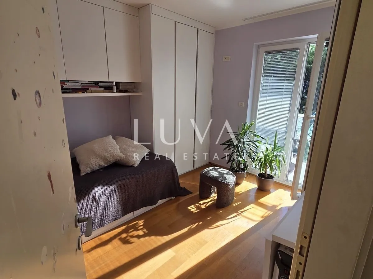 Split, Podstrana, vila prvi red uz more sa 7 apartmana na prodaju