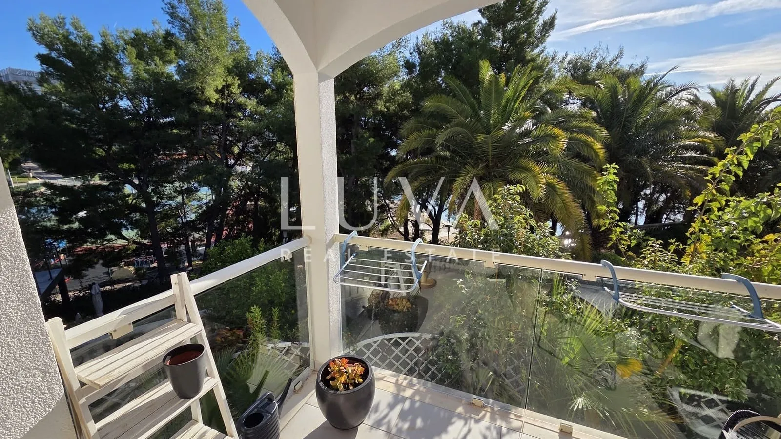 Split, Podstrana, vila prvi red uz more sa 7 apartmana na prodaju