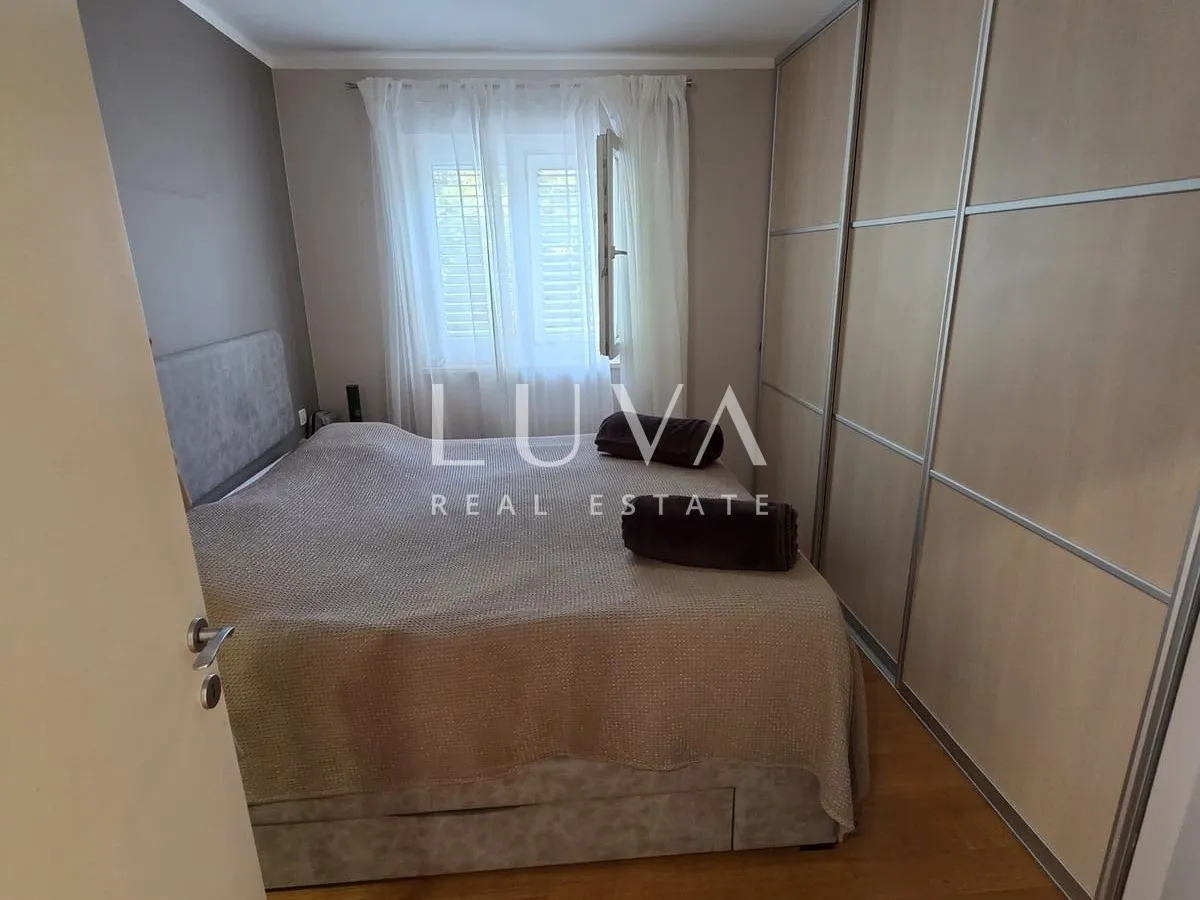 Split, Podstrana, vila prvi red uz more sa 7 apartmana na prodaju