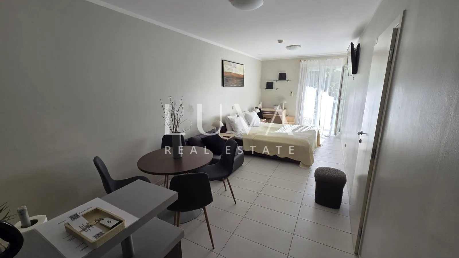 Split, Podstrana, vila prvi red uz more sa 7 apartmana na prodaju
