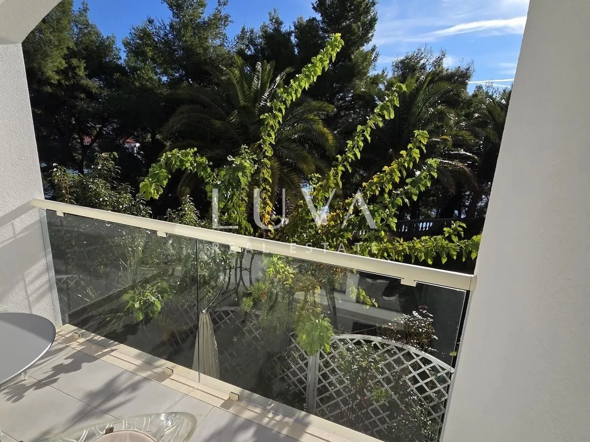 Split, Podstrana, vila prvi red uz more sa 7 apartmana na prodaju