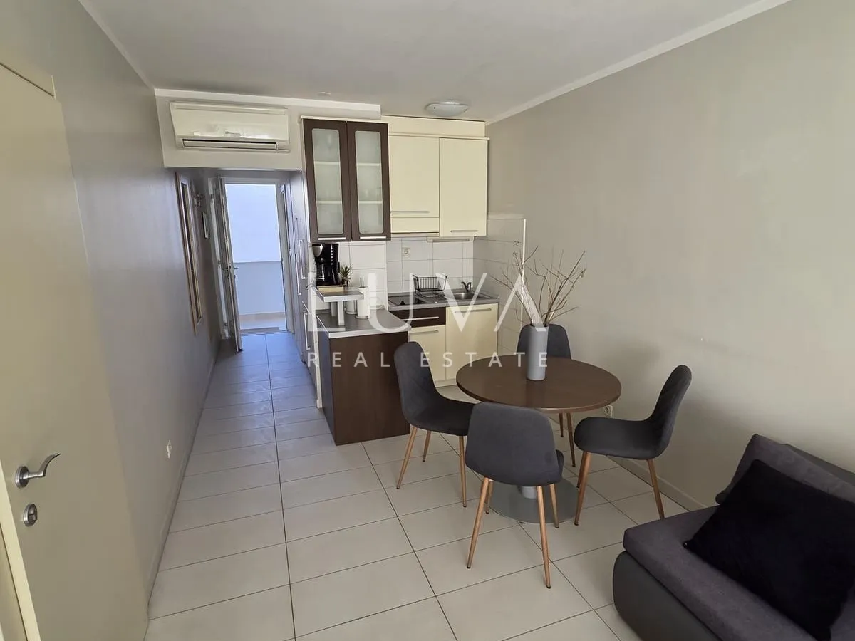 Split, Podstrana, vila prvi red uz more sa 7 apartmana na prodaju