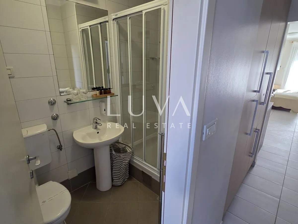 Split, Podstrana, vila prvi red uz more sa 7 apartmana na prodaju