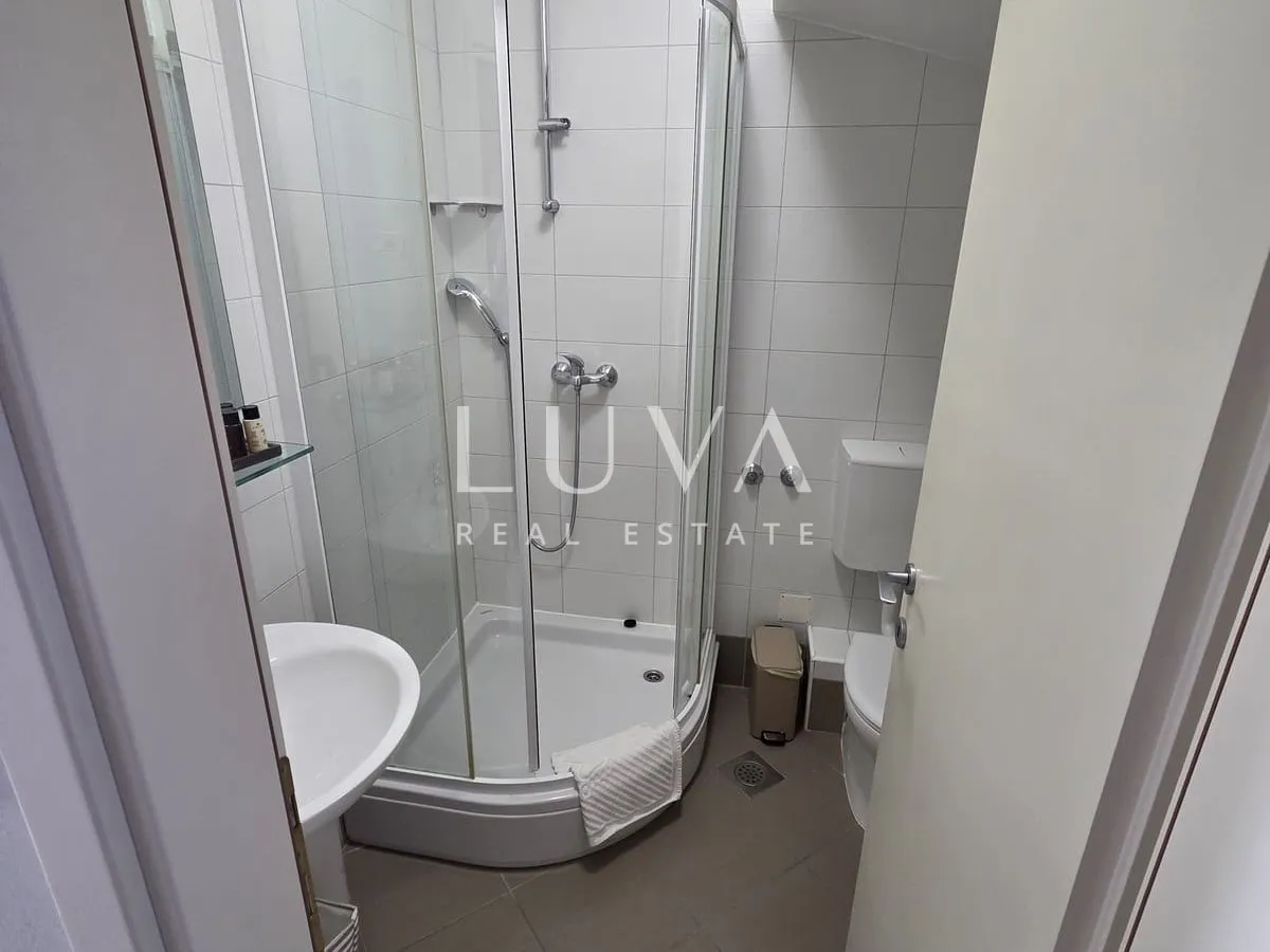 Split, Podstrana, vila prvi red uz more sa 7 apartmana na prodaju