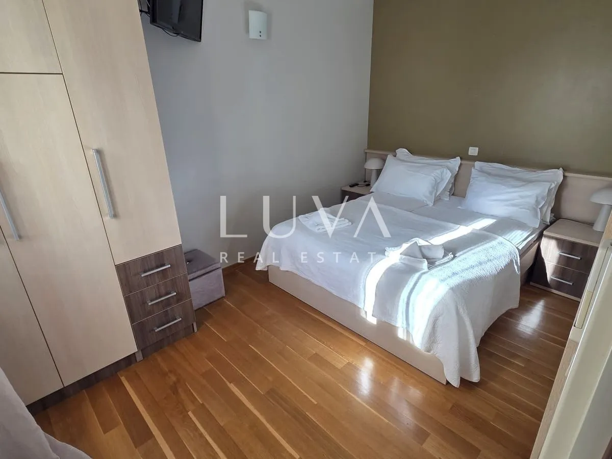 Split, Podstrana, vila prvi red uz more sa 7 apartmana na prodaju