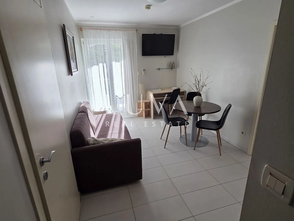 Split, Podstrana, vila prvi red uz more sa 7 apartmana na prodaju