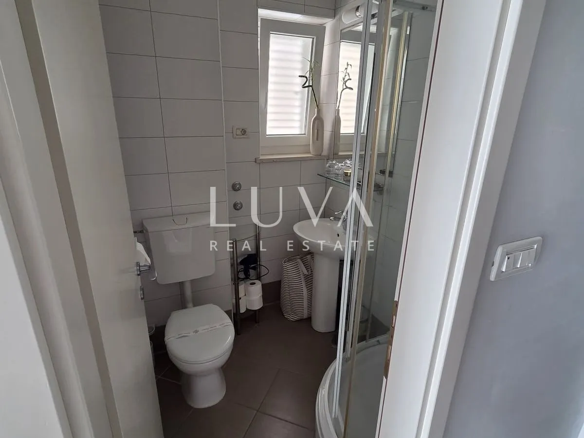 Split, Podstrana, vila prvi red uz more sa 7 apartmana na prodaju