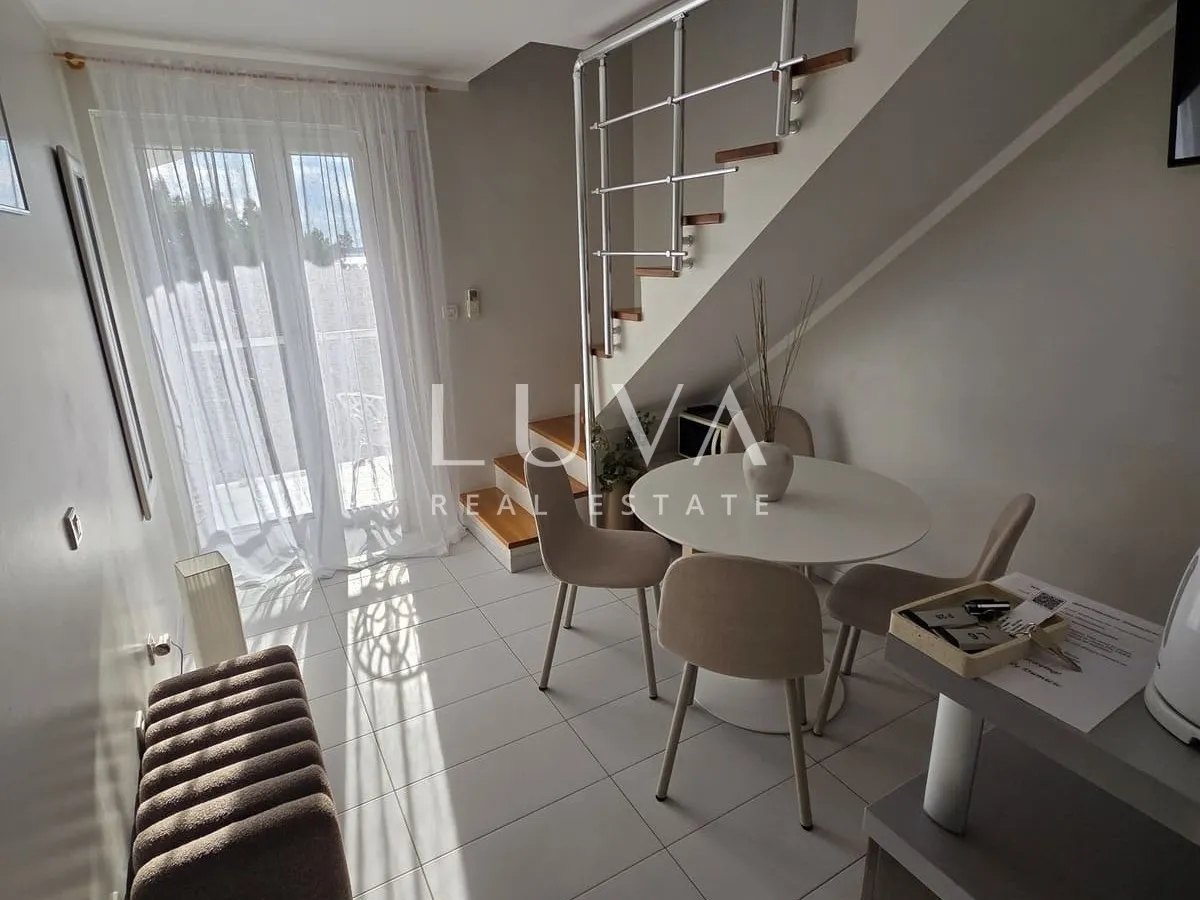 Split, Podstrana, vila prvi red uz more sa 7 apartmana na prodaju