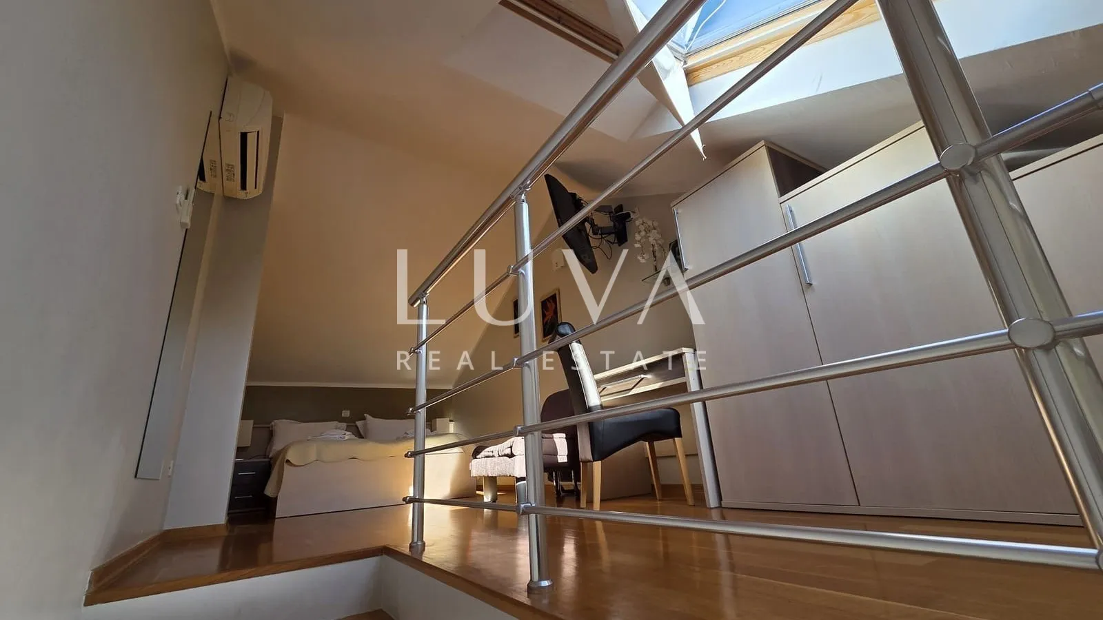 Split, Podstrana, vila prvi red uz more sa 7 apartmana na prodaju