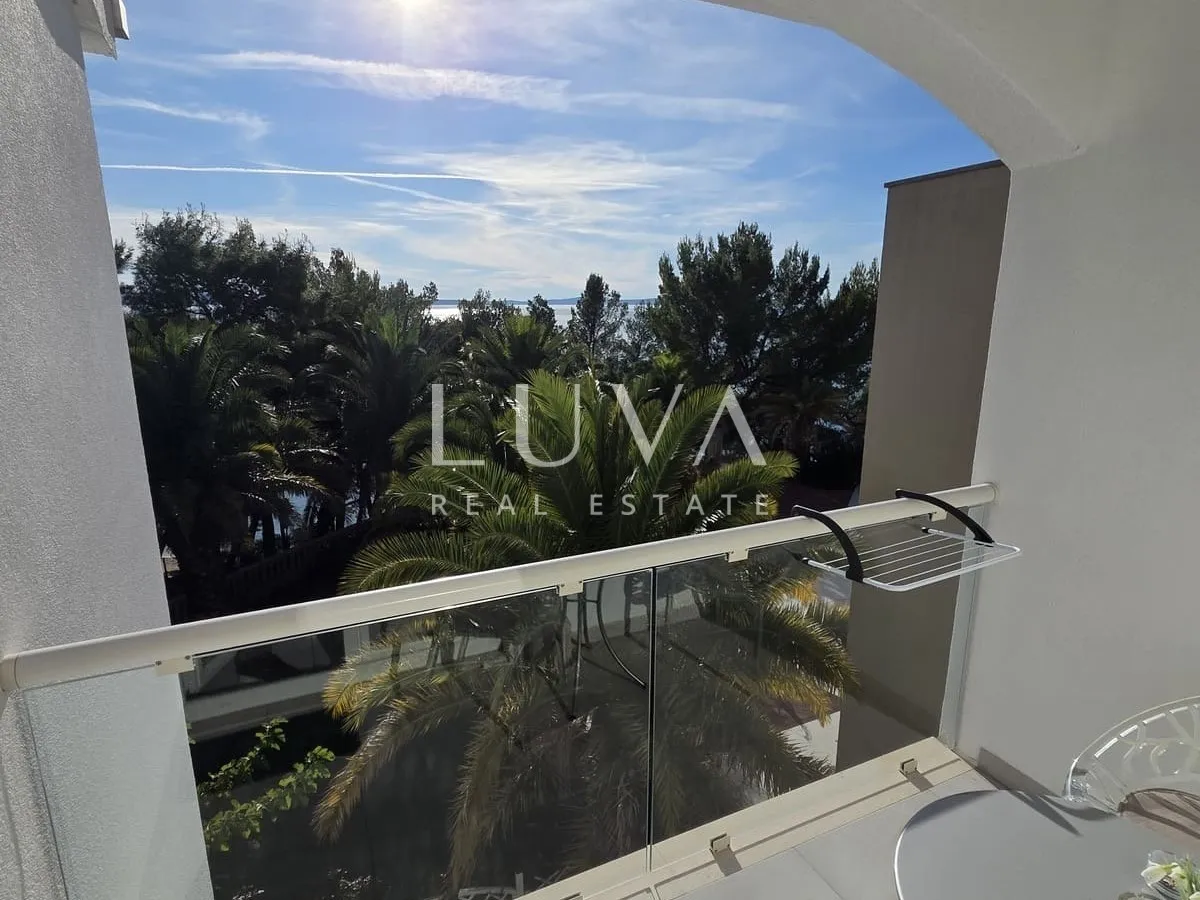 Split, Podstrana, vila prvi red uz more sa 7 apartmana na prodaju