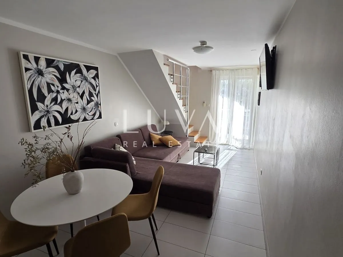 Split, Podstrana, vila prvi red uz more sa 7 apartmana na prodaju