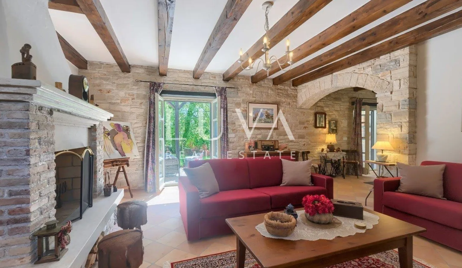 Istra, Tinjan, kamena vila 300 m2 s bazenom na prodaju