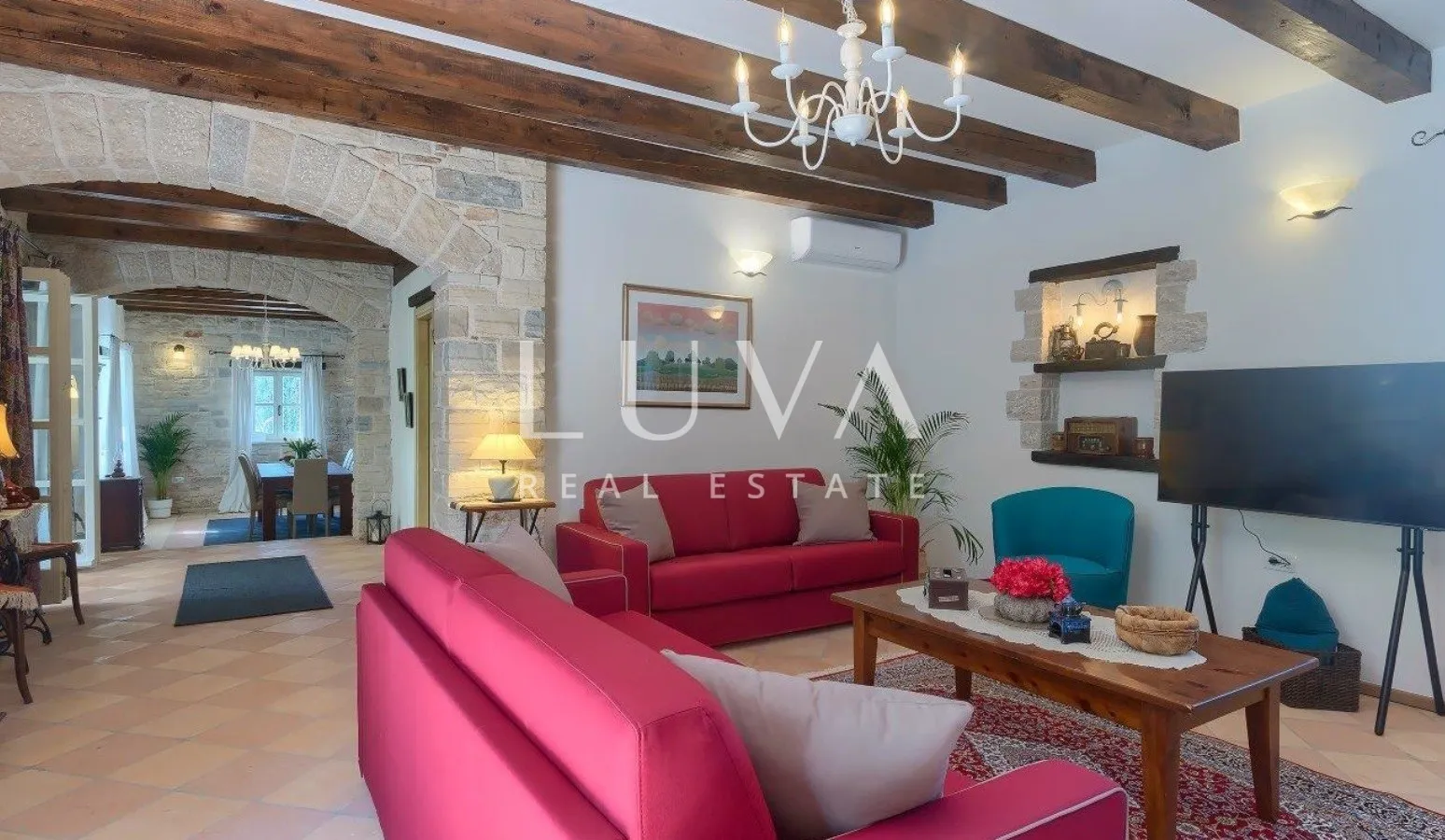 Istra, Tinjan, kamena vila 300 m2 s bazenom na prodaju