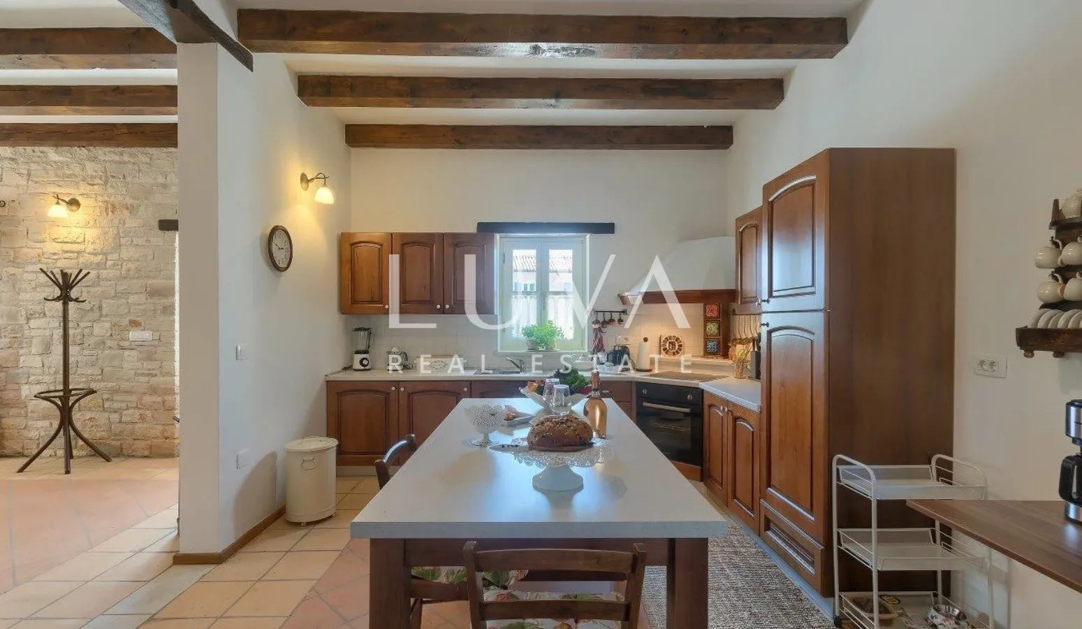 Istra, Tinjan, kamena vila 300 m2 s bazenom na prodaju