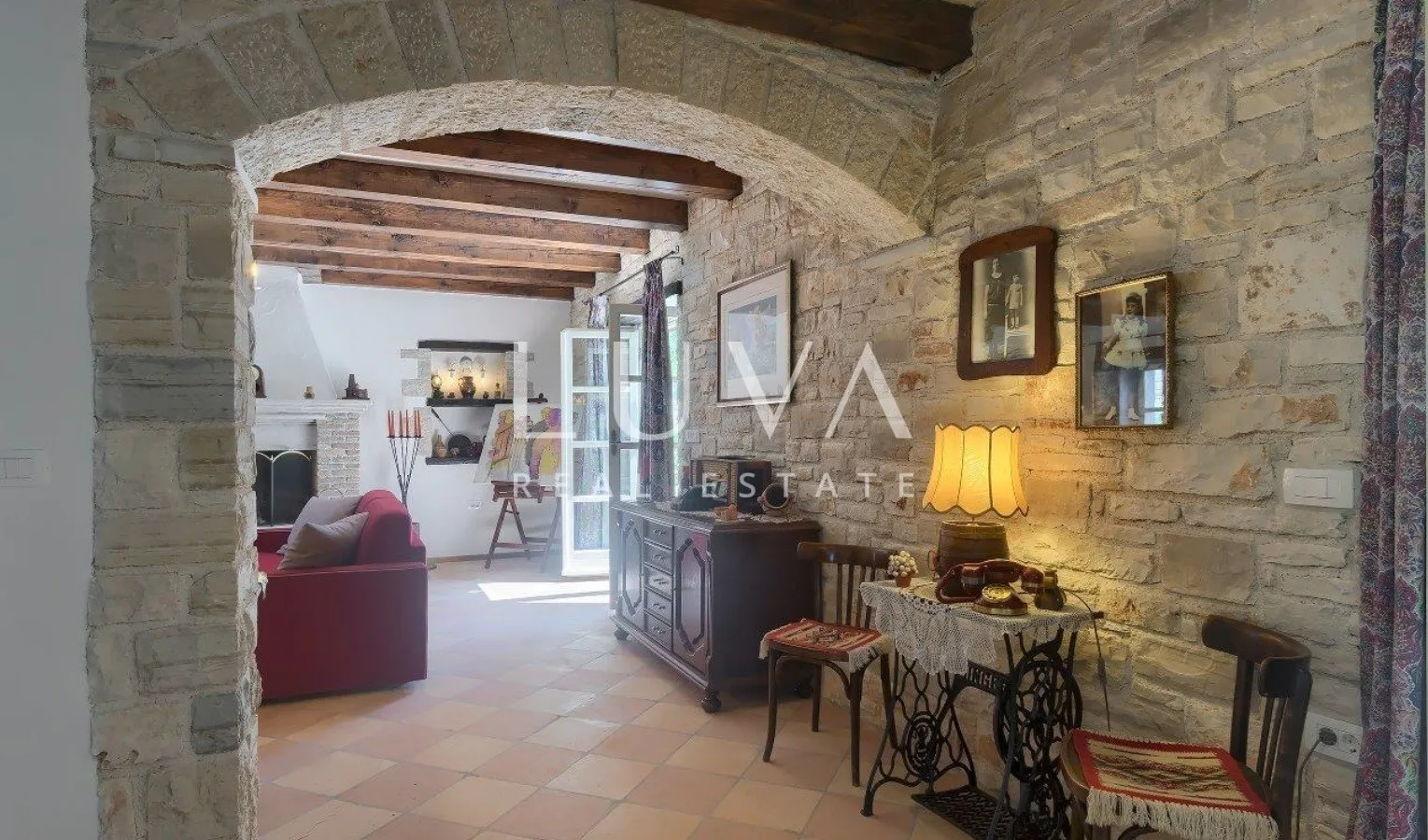 Istra, Tinjan, kamena vila 300 m2 s bazenom na prodaju