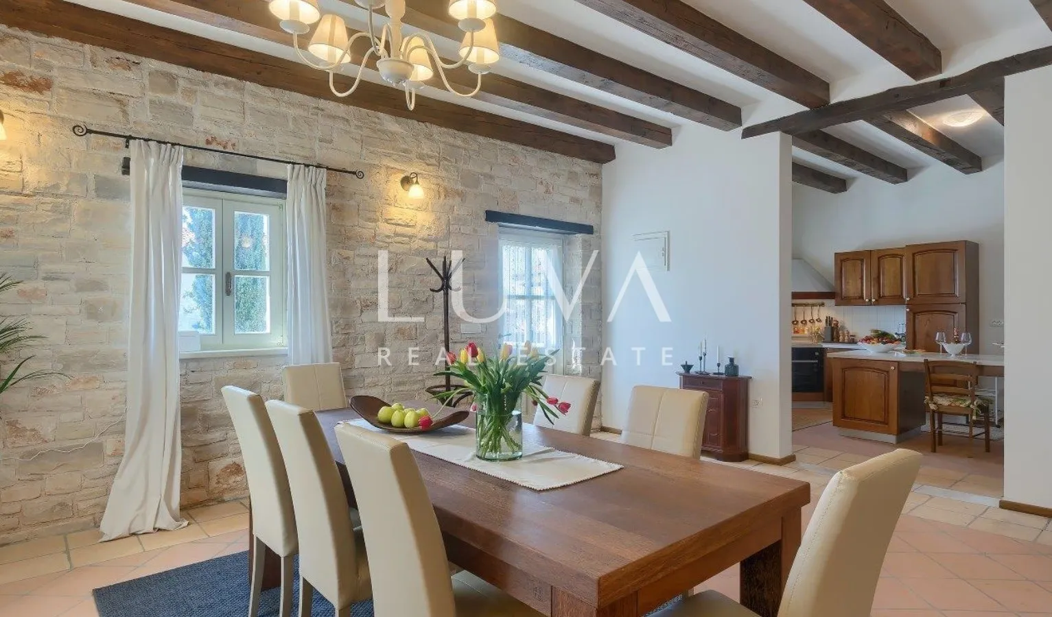Istra, Tinjan, kamena vila 300 m2 s bazenom na prodaju