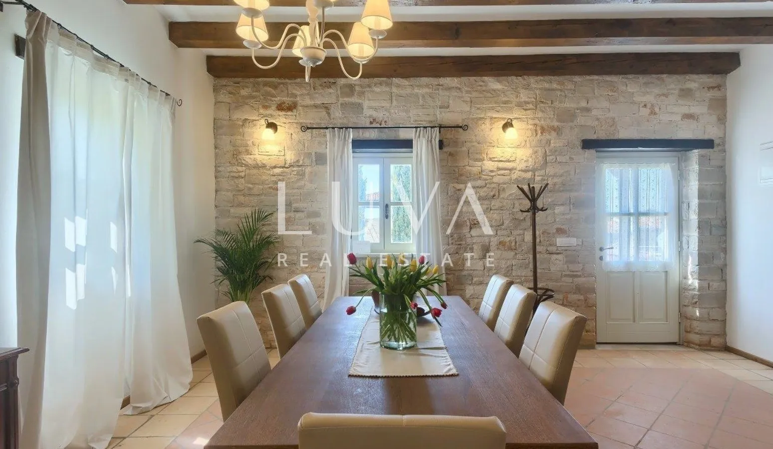 Istra, Tinjan, kamena vila 300 m2 s bazenom na prodaju