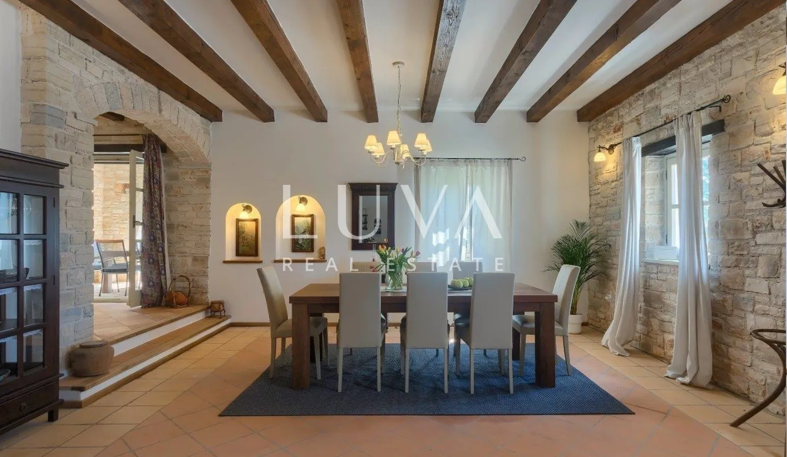 Istra, Tinjan, kamena vila 300 m2 s bazenom na prodaju