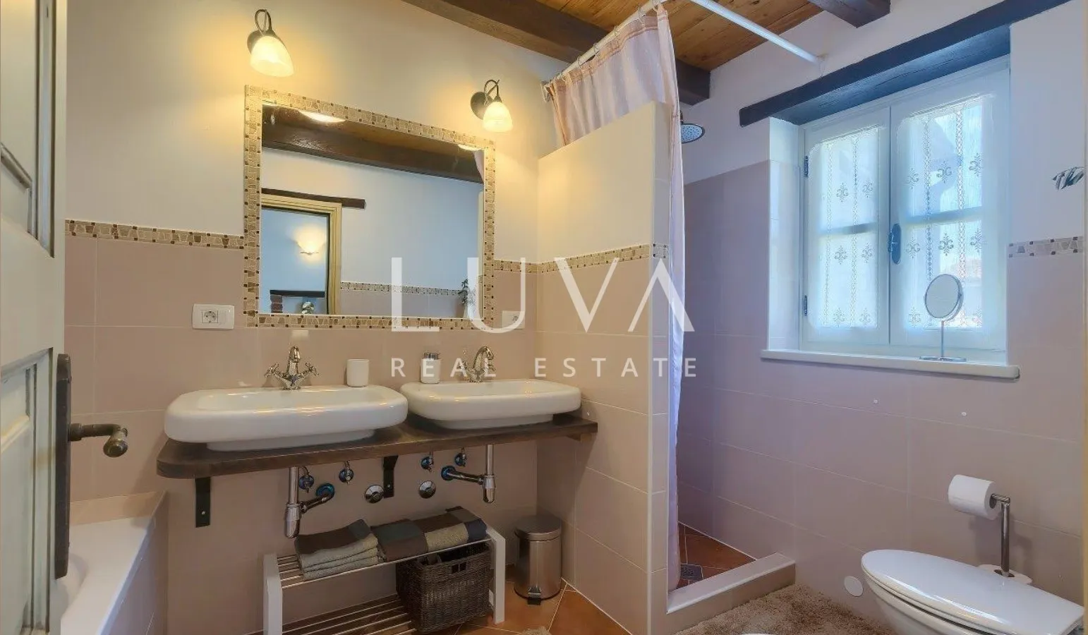 Istra, Tinjan, kamena vila 300 m2 s bazenom na prodaju