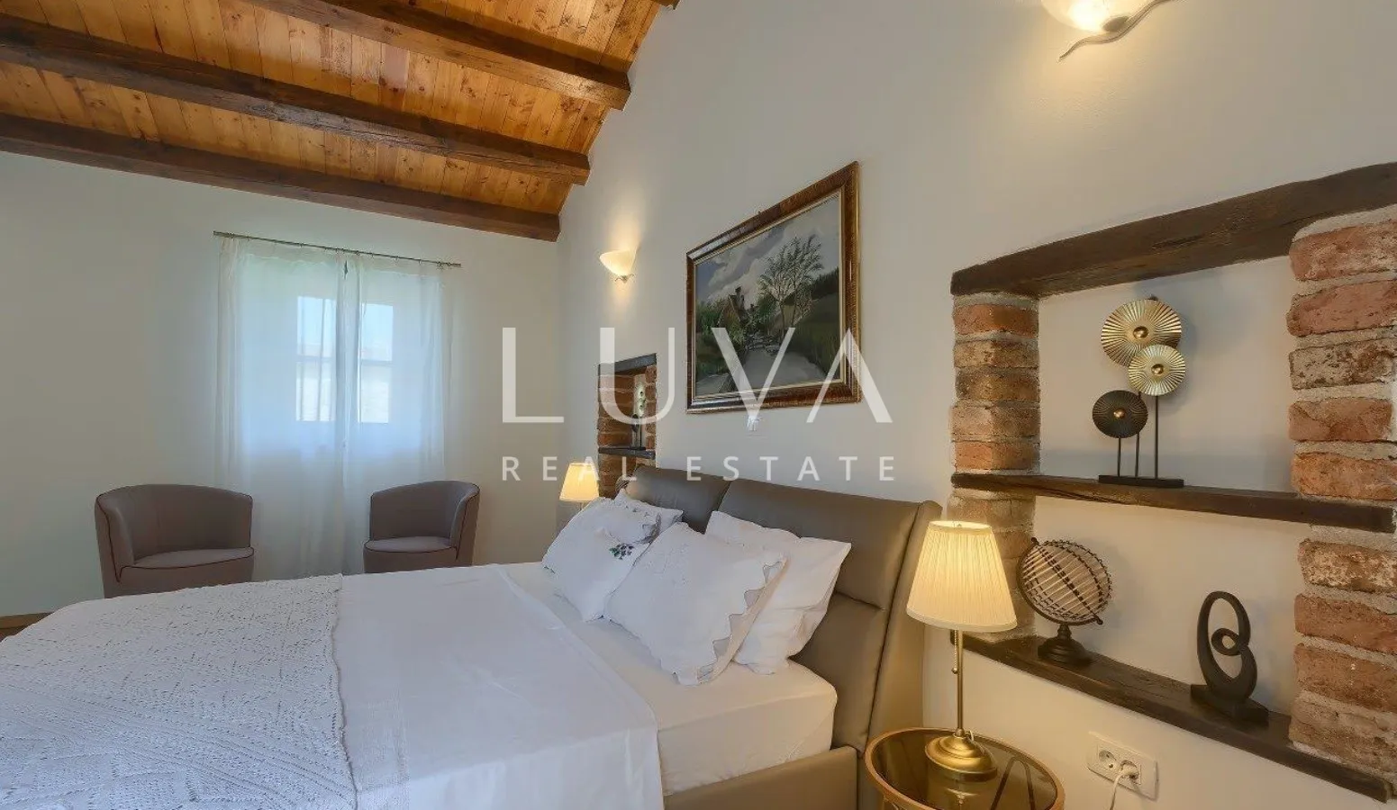 Istra, Tinjan, kamena vila 300 m2 s bazenom na prodaju