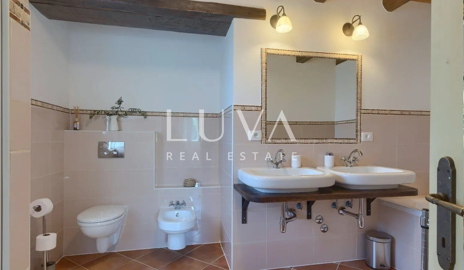 Istra, Tinjan, kamena vila 300 m2 s bazenom na prodaju