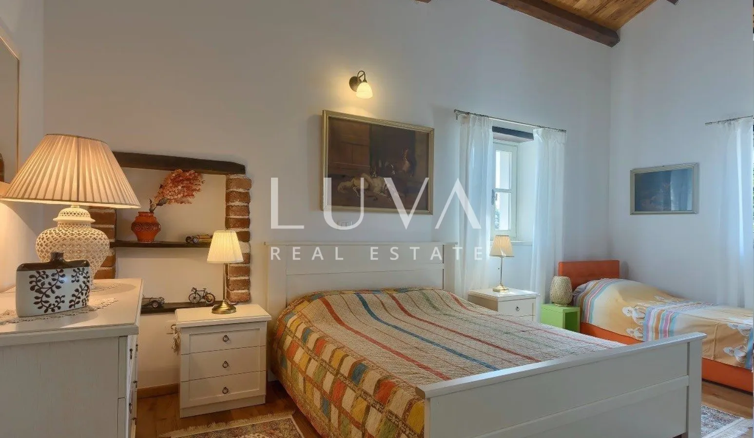 Istra, Tinjan, kamena vila 300 m2 s bazenom na prodaju