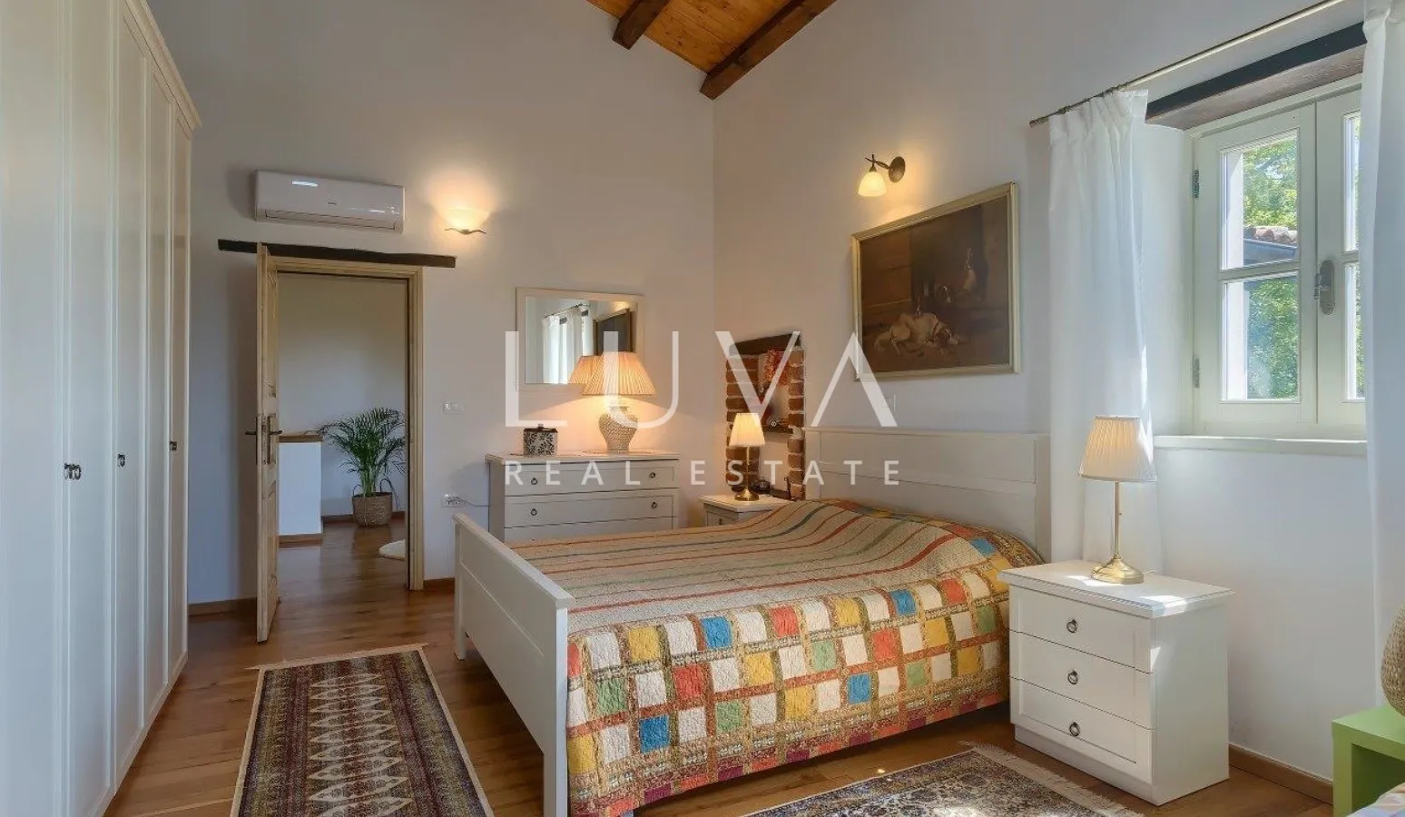 Istra, Tinjan, kamena vila 300 m2 s bazenom na prodaju