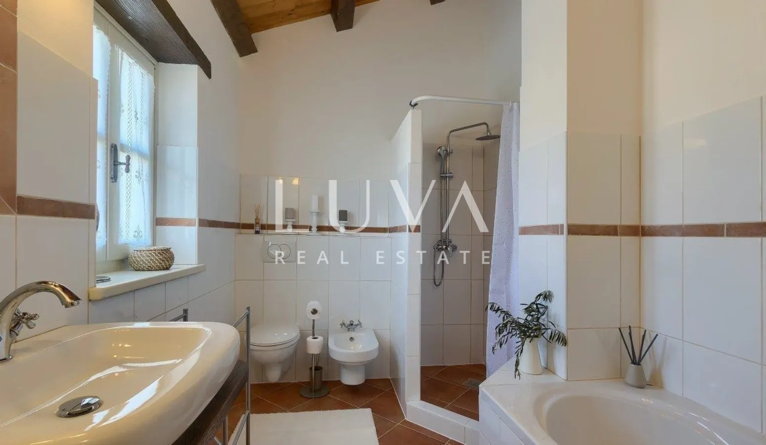Istra, Tinjan, kamena vila 300 m2 s bazenom na prodaju