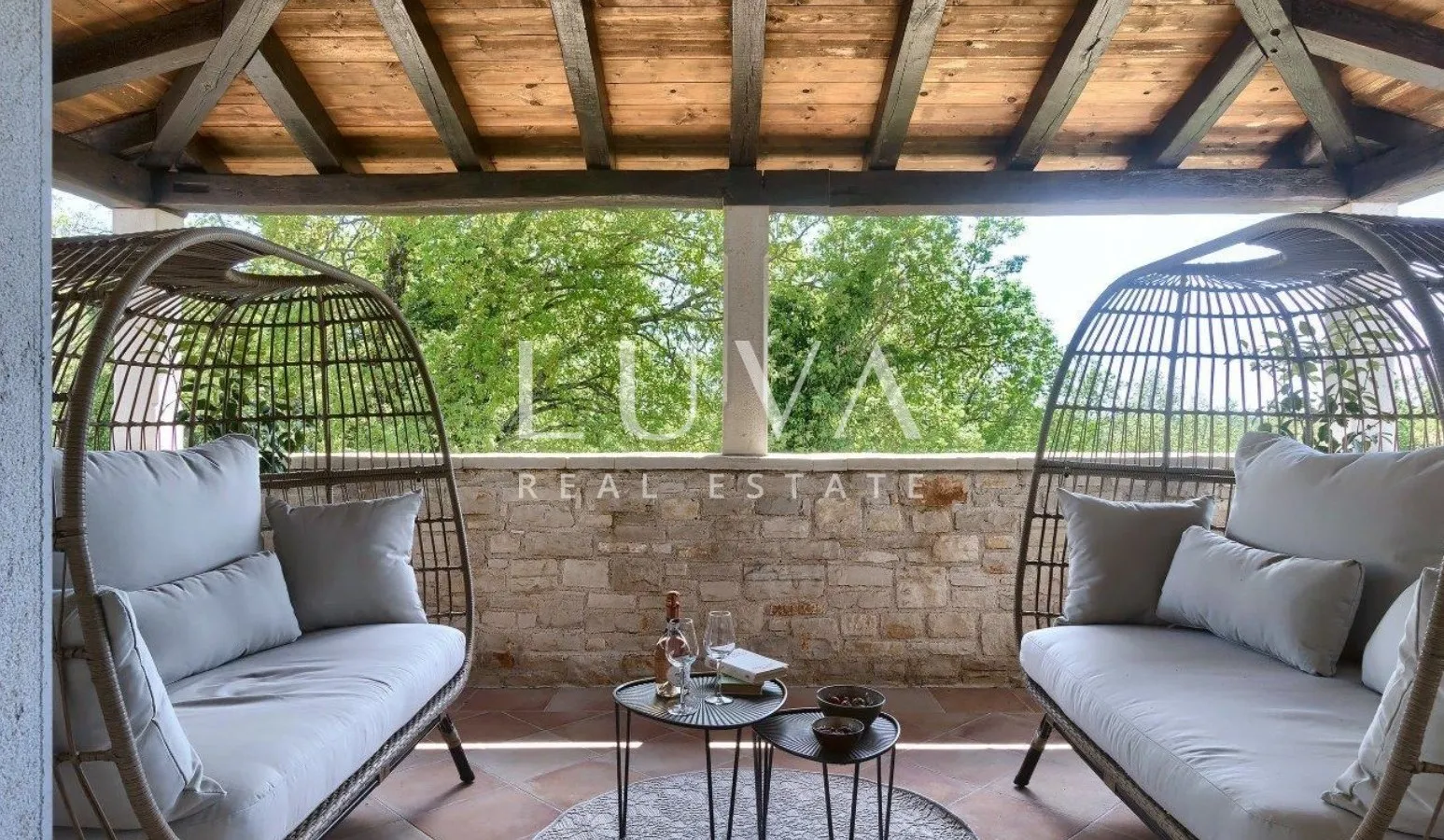 Istra, Tinjan, kamena vila 300 m2 s bazenom na prodaju