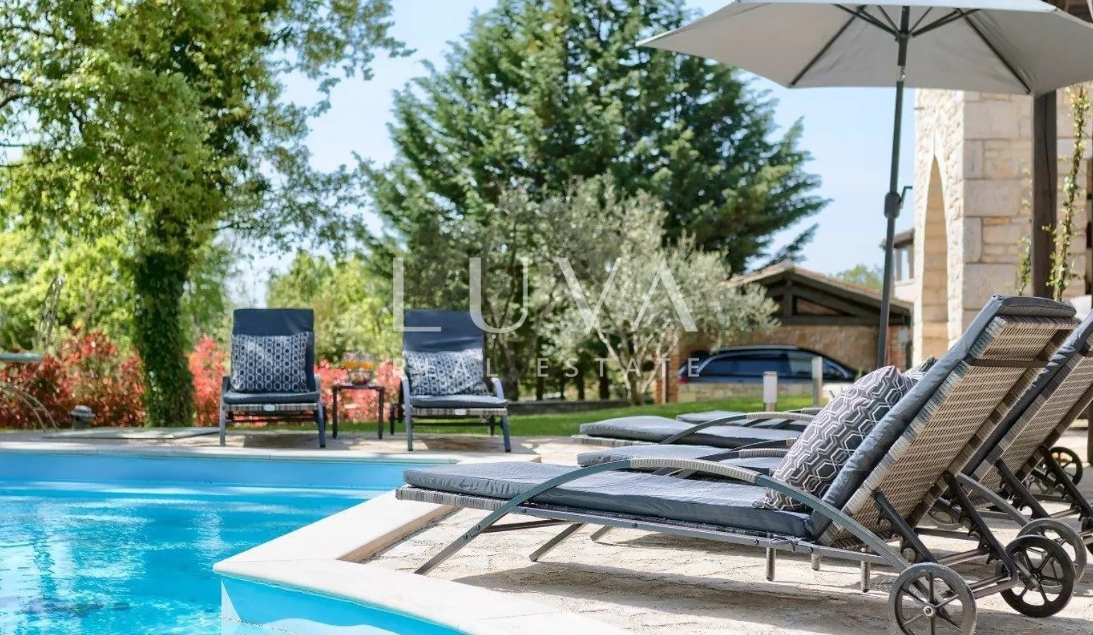 Istra, Tinjan, kamena vila 300 m2 s bazenom na prodaju