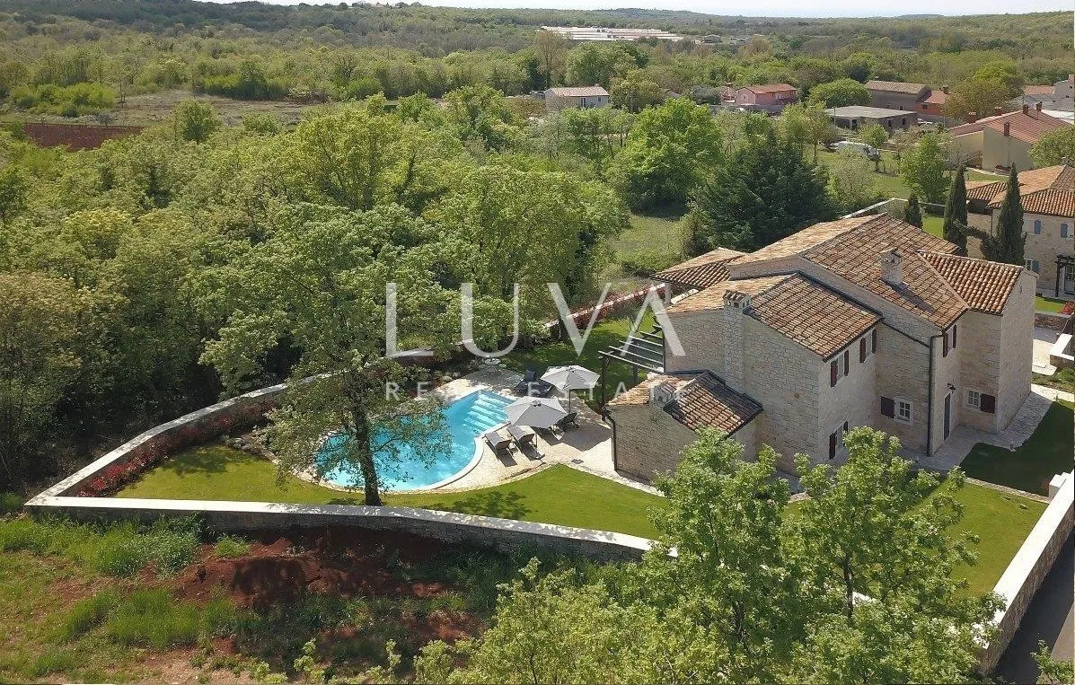 Istra, Tinjan, kamena vila 300 m2 s bazenom na prodaju