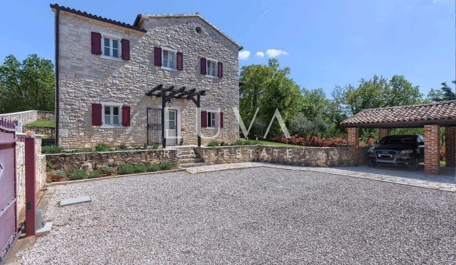 Istra, Tinjan, kamena vila 300 m2 s bazenom na prodaju