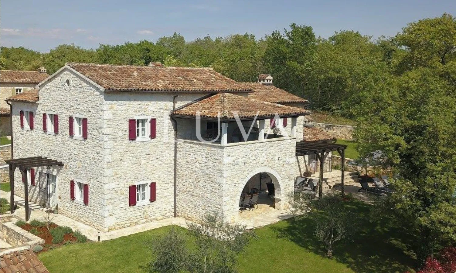 Istra, Tinjan, kamena vila 300 m2 s bazenom na prodaju