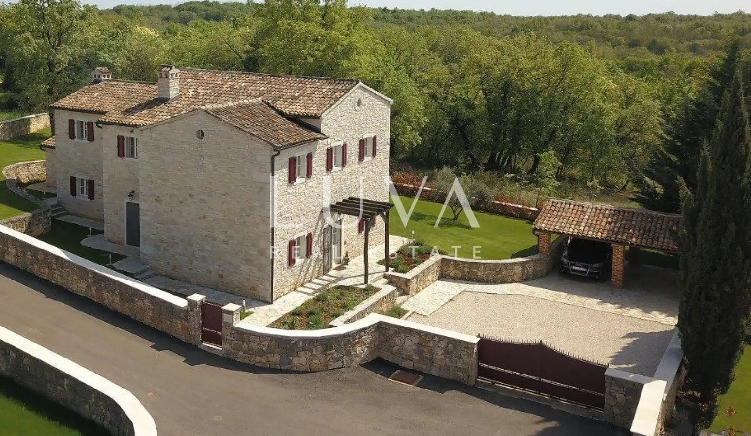 Istra, Tinjan, kamena vila 300 m2 s bazenom na prodaju