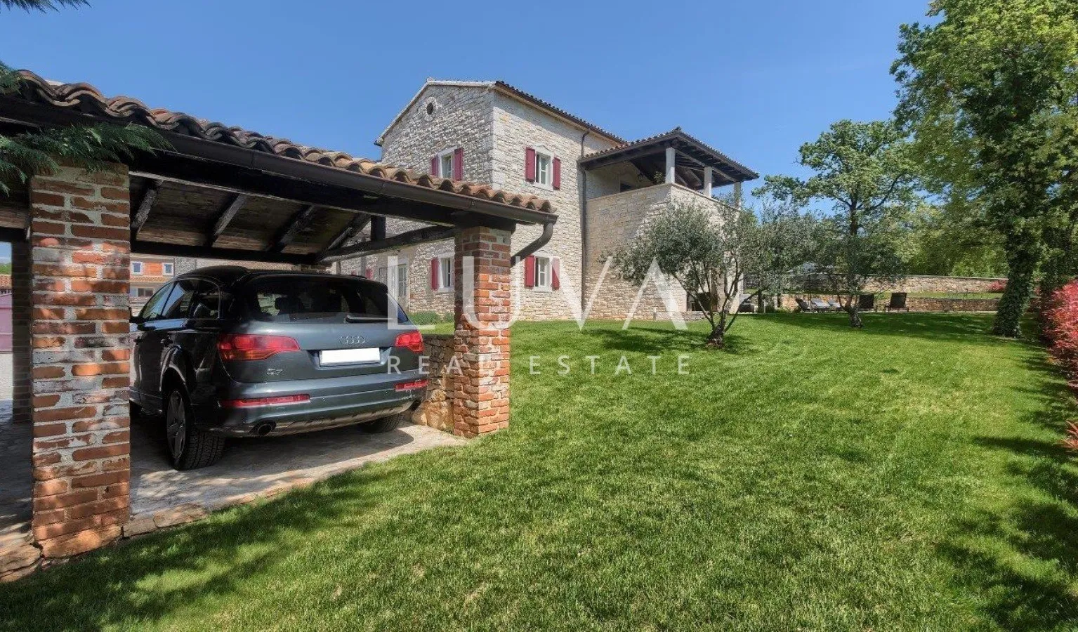 Istra, Tinjan, kamena vila 300 m2 s bazenom na prodaju