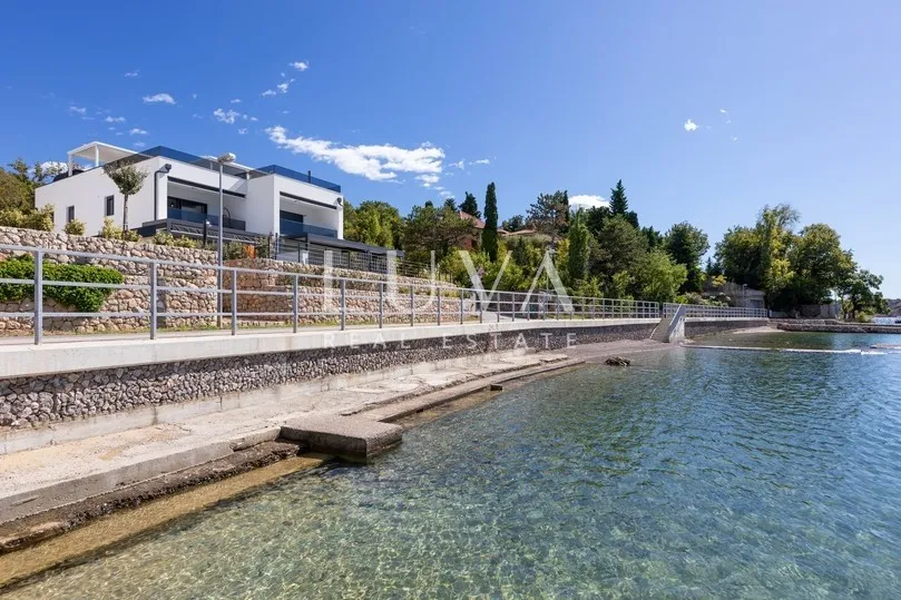 Krk, Omišalj, luksuzni apartman s krovnom terasom uz more, na prodaju