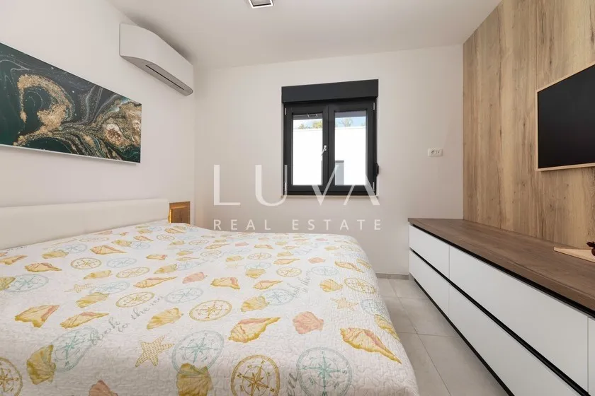 Krk, Omišalj, luksuzni apartman s krovnom terasom uz more, na prodaju