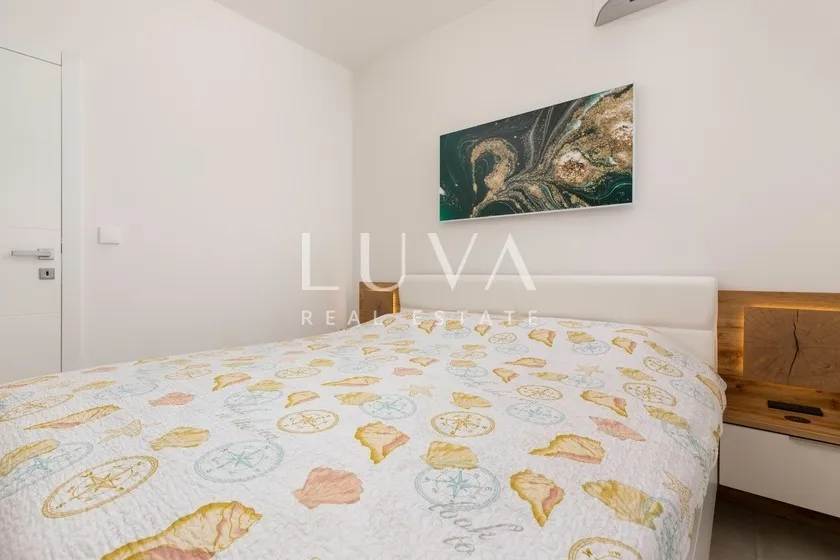Krk, Omišalj, luksuzni apartman s krovnom terasom uz more, na prodaju