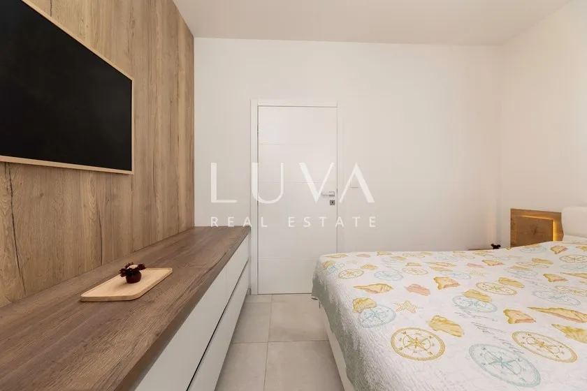 Krk, Omišalj, luksuzni apartman s krovnom terasom uz more, na prodaju