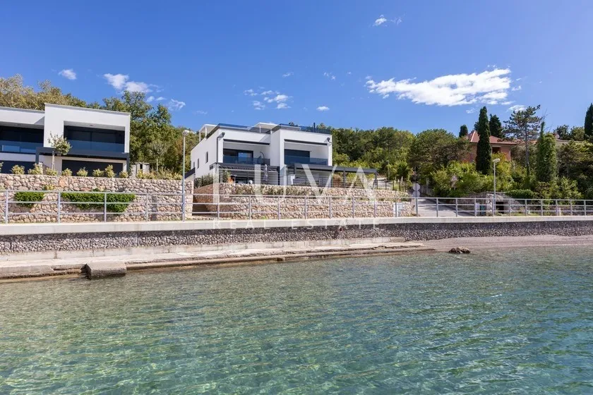 Krk, Omišalj, luksuzni apartman s krovnom terasom uz more, na prodaju