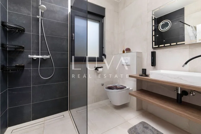 Krk, Omišalj, luksuzni apartman s krovnom terasom uz more, na prodaju