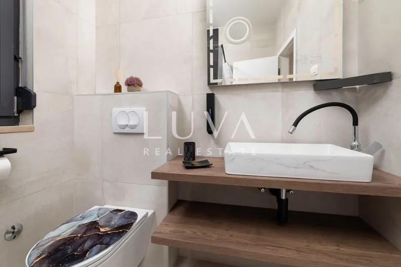 Krk, Omišalj, luksuzni apartman s krovnom terasom uz more, na prodaju
