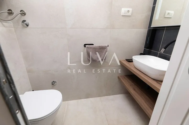 Krk, Omišalj, luksuzni apartman s krovnom terasom uz more, na prodaju