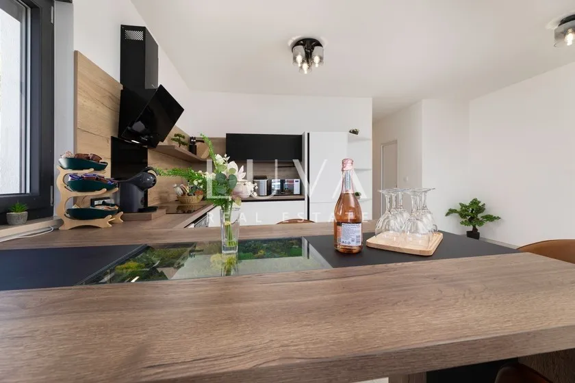 Krk, Omišalj, luksuzni apartman s krovnom terasom uz more, na prodaju