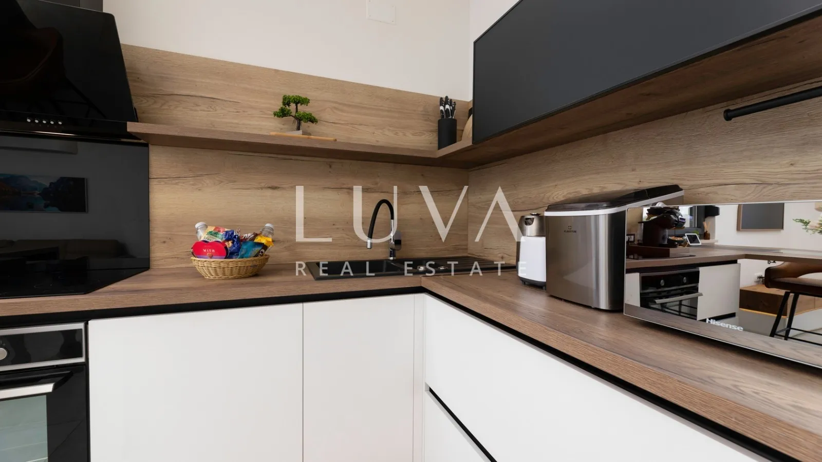Krk, Omišalj, luksuzni apartman s krovnom terasom uz more, na prodaju