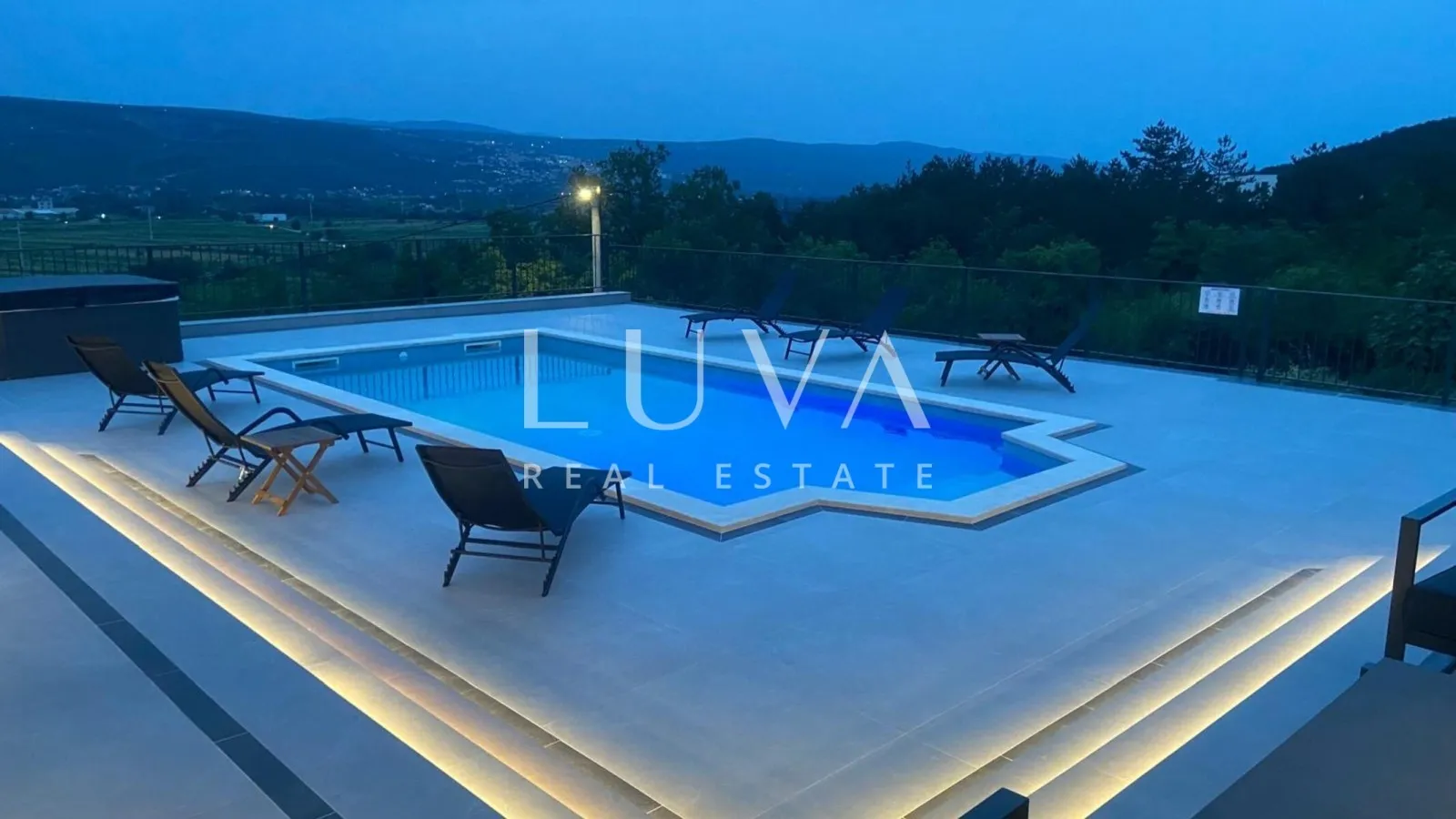 Imotski, moderna kuća s bazenom i panoramskim pogledom na prodaju, 150 m2