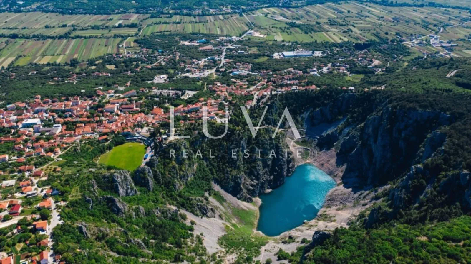 Imotski, moderna kuća s bazenom i panoramskim pogledom na prodaju, 150 m2